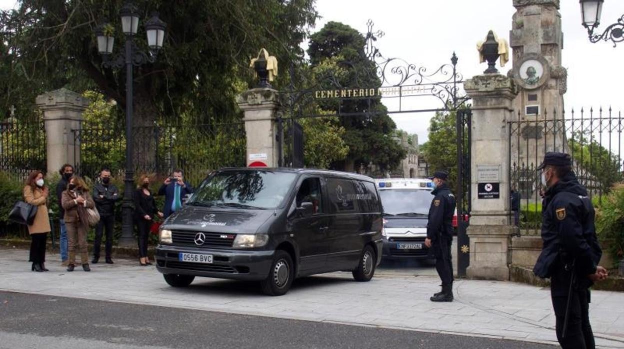 Agentes de la Policía en el cementerio de Pereiró el día de la exhumación del cuerpo de Deborah Fernández