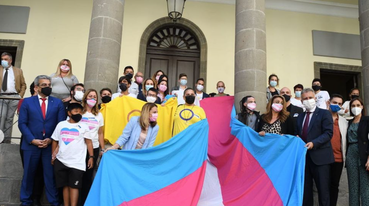 Celebración de la aprobación de la Ley en la entrada del Parlamento