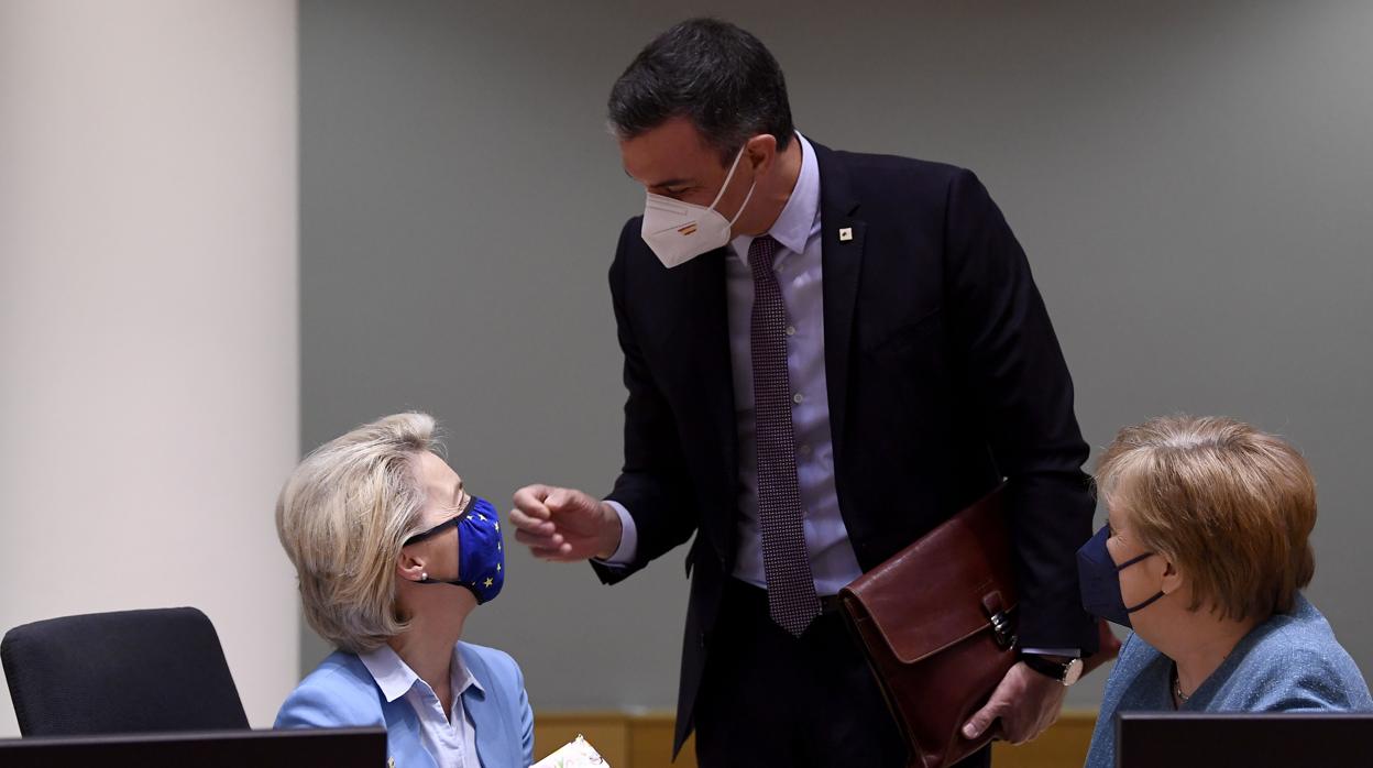 Pedro Sánchez le entrega, durante el Consejo Europeo, un regalo a la presidenta de la Comisión, Ursula von der Leyen para su nieto recién nacido/ El PP sobre los indultos del procés: «La justicia no es igual para todos»