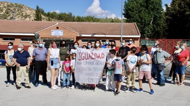 El PP se suma a las protestas de los vecinos de Santa Bárbara que piden abonos para la piscina