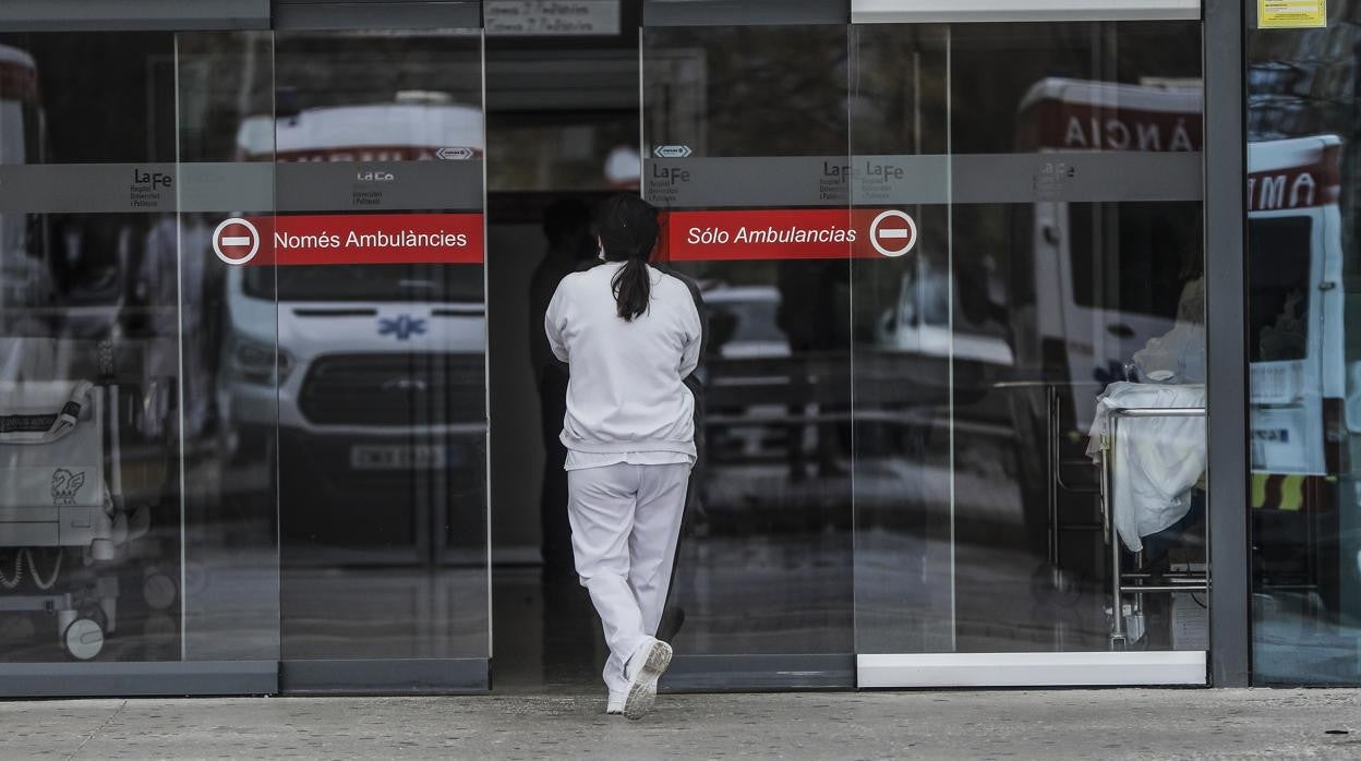 Imagen de archivo de personal sanitario en el hospital La Fe de Valencia