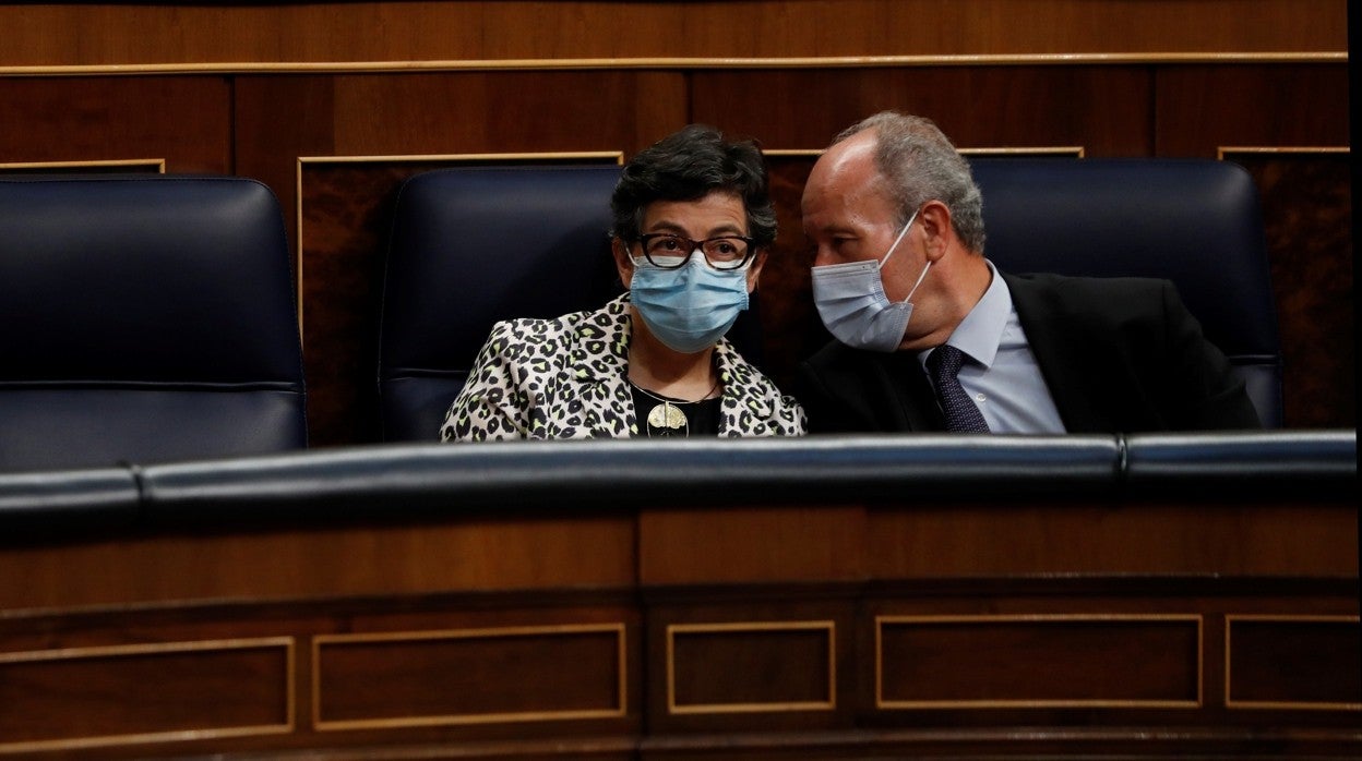 La ministra de Exteriores junto al titular de Justicia, en el Congreso, durante la sesión de control