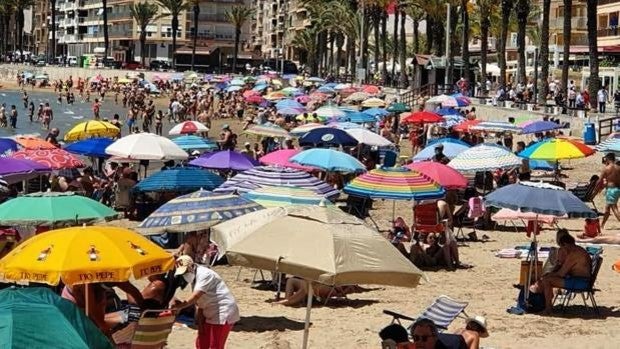 Torrevieja vive ya la vuelta a la normalidad con las playas a rebosar dos fines de semana seguidos