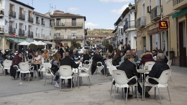 Ayuso permite abrir la hostelería hasta la 1 y amplía los grupos a 6 en interior y 8 en exterior