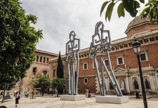 Imagen de las esculturas monumentales de Julian Opie creadas para la exposición en Valencia