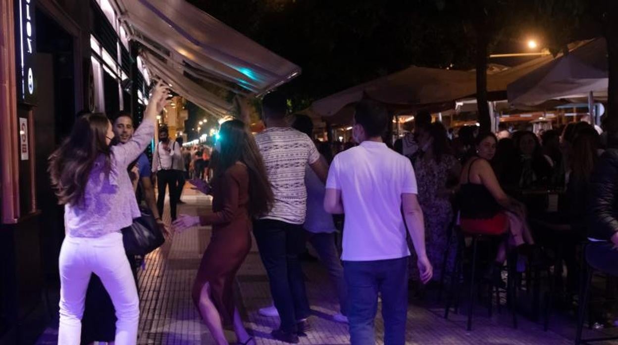 Jóvenes a las puertas de un local de hostelería