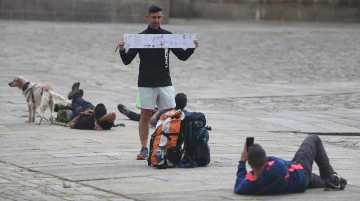 Peregrinos en la plaza del Obradoiro de Santiago