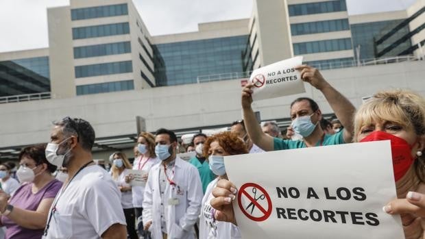 Los sanitarios valencianos protestan contra los «recortes» en la plantilla de refuerzo por el coronavirus