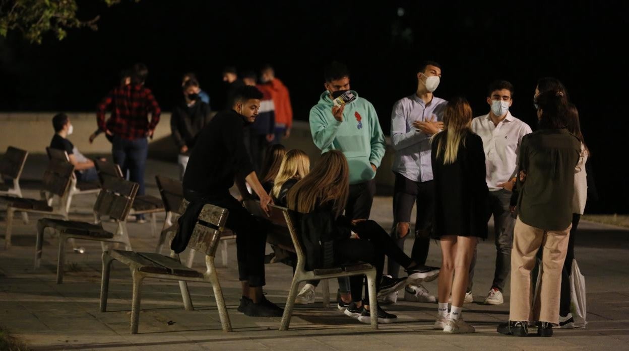 Jóvenes reunidos durante la noche en un parque de Valladolid tras el fin del estado de alarma