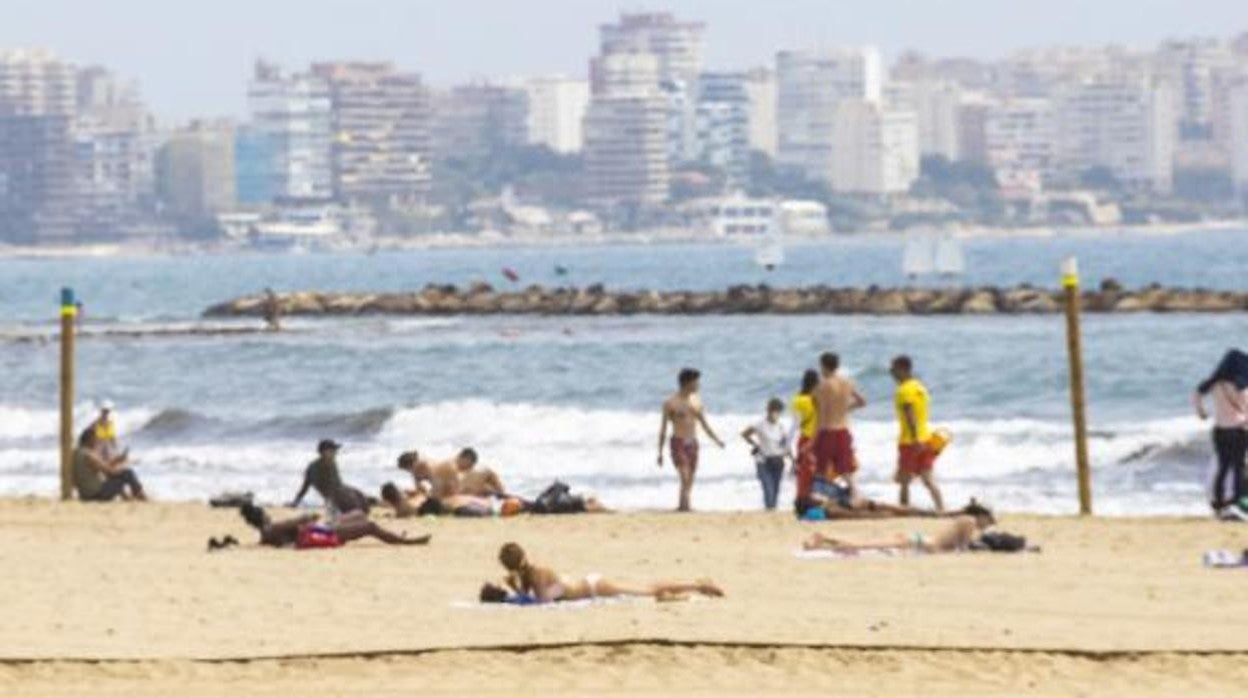 Socorristas en una playa alicantina