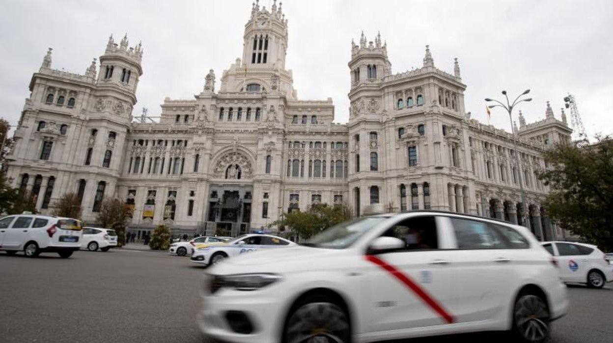 Un grupo de taxis circula por la plaza de Cibeles