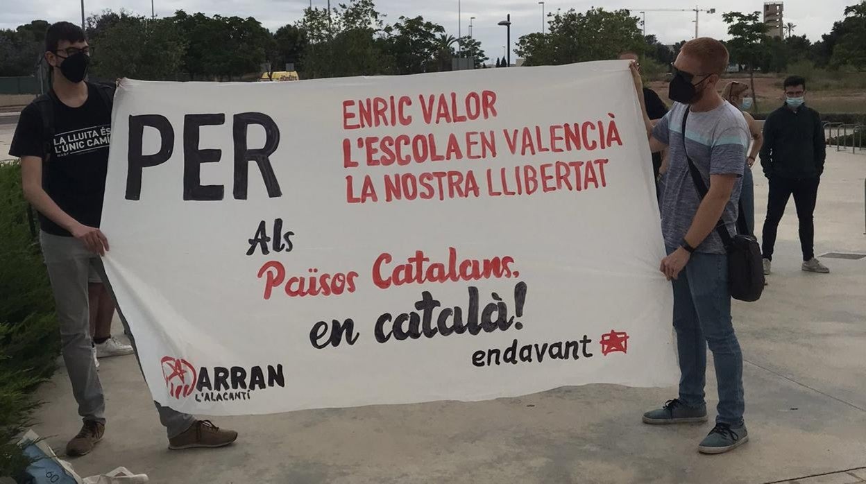 Miembros de Arran muestran una pancarta exhibida a la llegada de la diputada de Vox Macarena Olona al campus de la Universidad de Alicante, en una imagen difundida en sus redes sociales