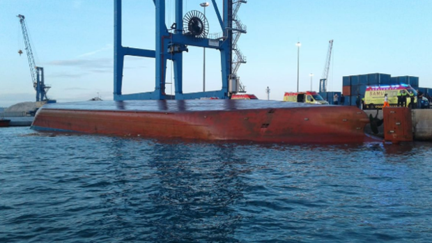 Vuelca un barco mercante en el puerto de Castellón y buscan a dos desaparecidos