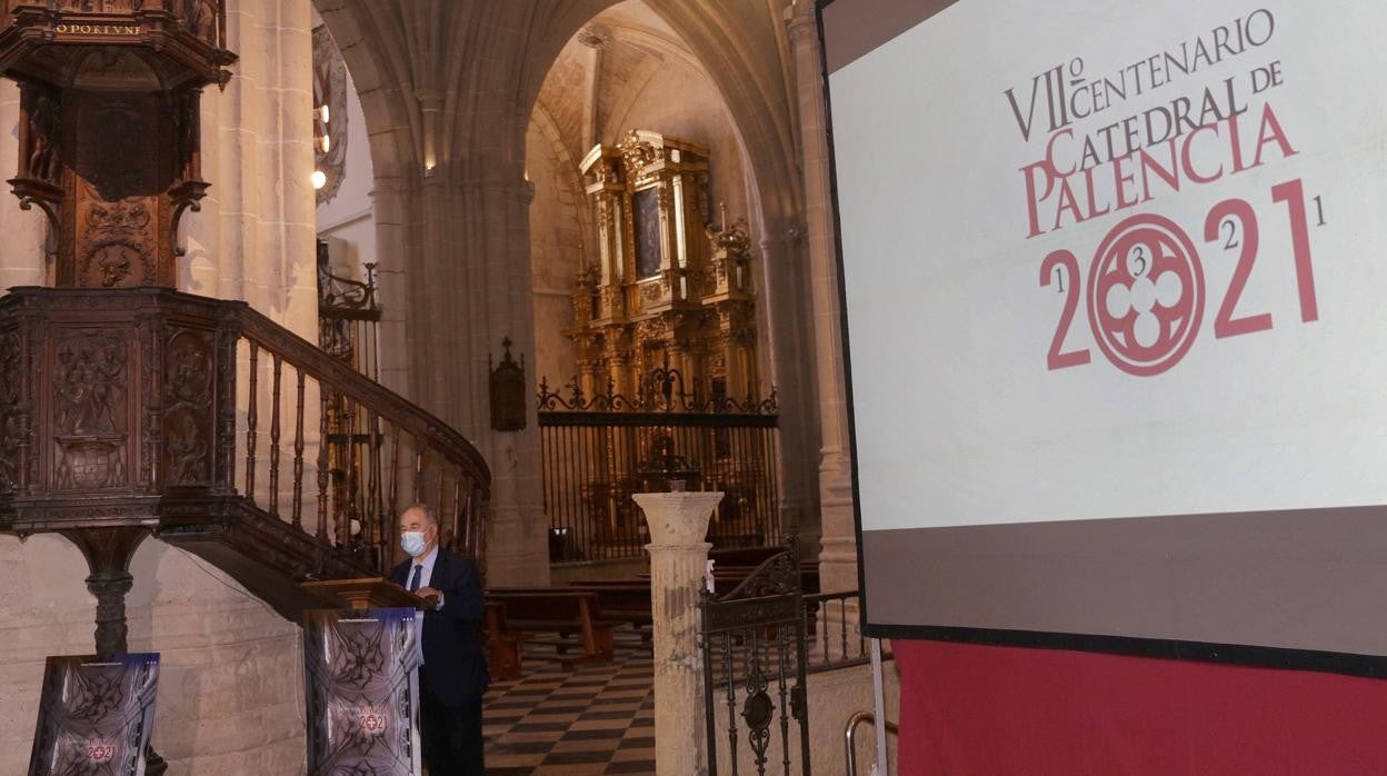 El delegado diocesano de Patrimonio del obispado de Palencia, José Luis Calvo Calleja, presenta los actos que se van a desarrollar en el marco del 700 aniversario de la colocación de la primera piedra de la Catedral de Palencia en 1321