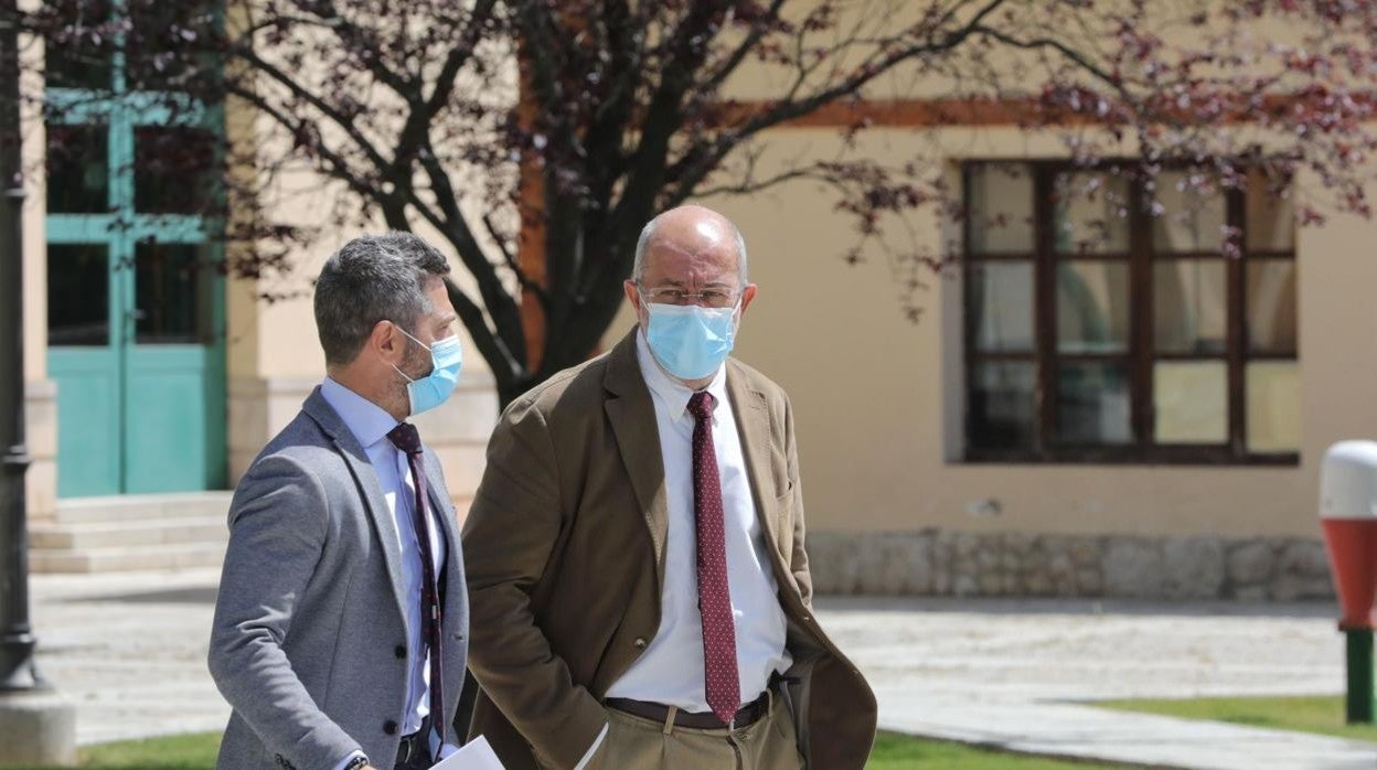 El presidente Francisco Igea, junto al director de Comunicación, Julio López