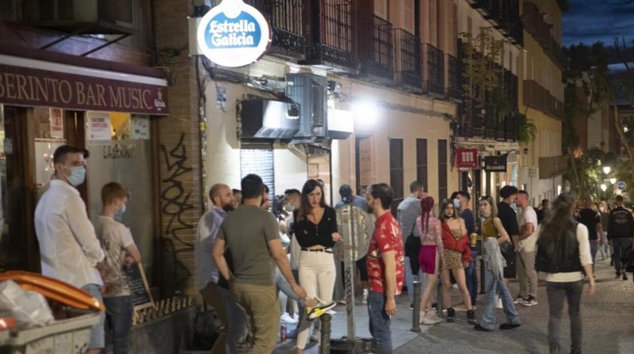 Jóvenes a las puertas de un establecimiento en la noche madrileña