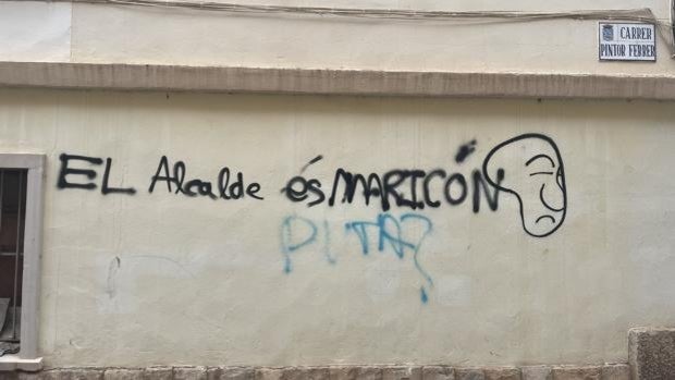 «¿Ahora te enteras? Me indigna que ensucies el pueblo»: la respuesta viral de un alcalde a una pintada homófoba