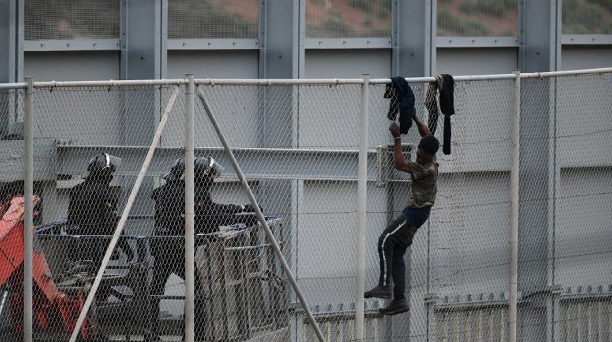 El intento de asalto de un inmigrante a la valla de Ceuta