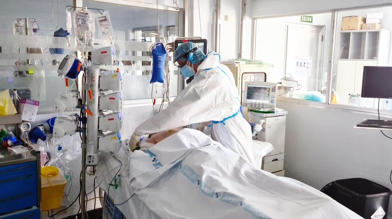 Un paciente siendo atendido en el Hospital de Salamanca