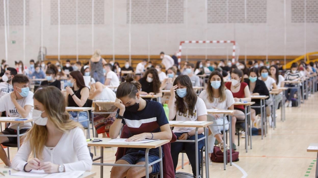 Estudiantes con mascarilla en una imagen de archivo