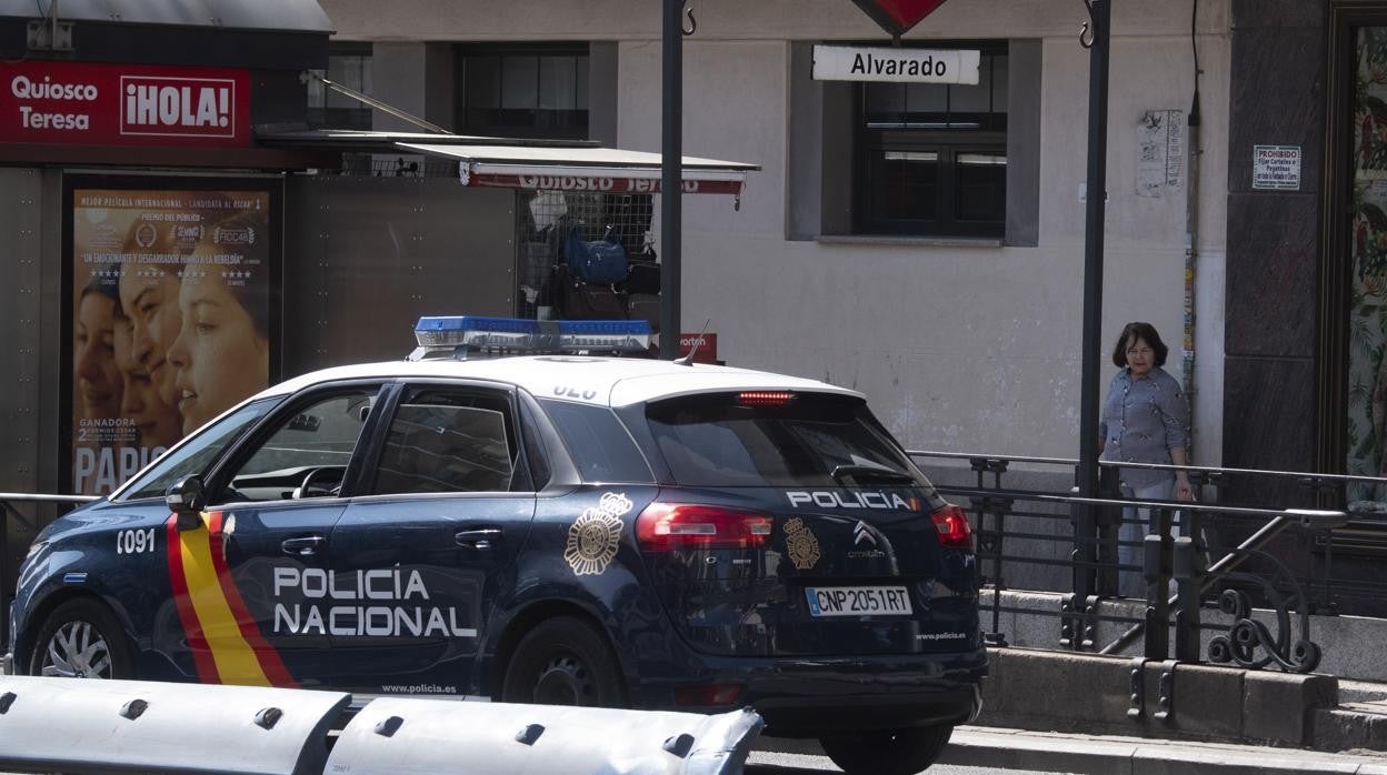 Un coche de la Policía Nacional, en la calle de Bravo Murillo