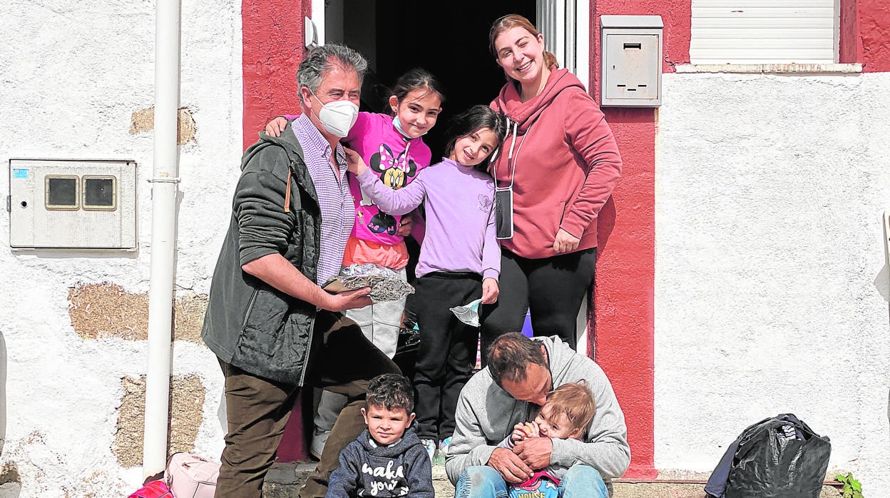 Susana y David junto a sus cuatro hijos y un voluntario de la Fundación Madrina en su nueva casa de Amavida