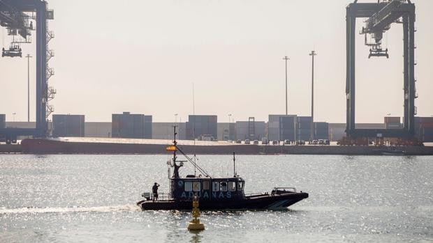 Reinician la búsqueda por mar y aire del estibador desaparecido tras el vuelco de un buque en Castellón