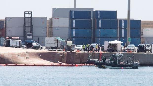 La búsqueda por mar y aire del estibador desaparecido cierra sin éxito su tercera jornada en el puerto de Castellón