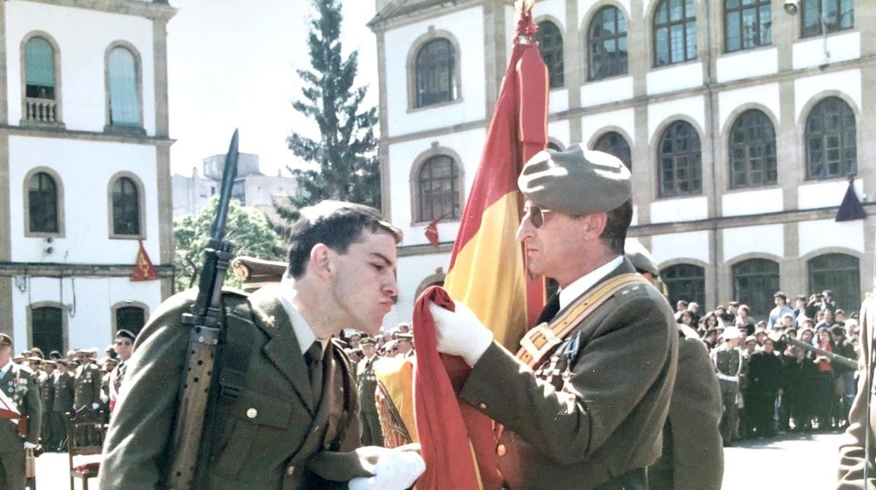 Fotografía de archivo del presidente de la Junta, Alfonso Fernández Mañueco, durante la mili