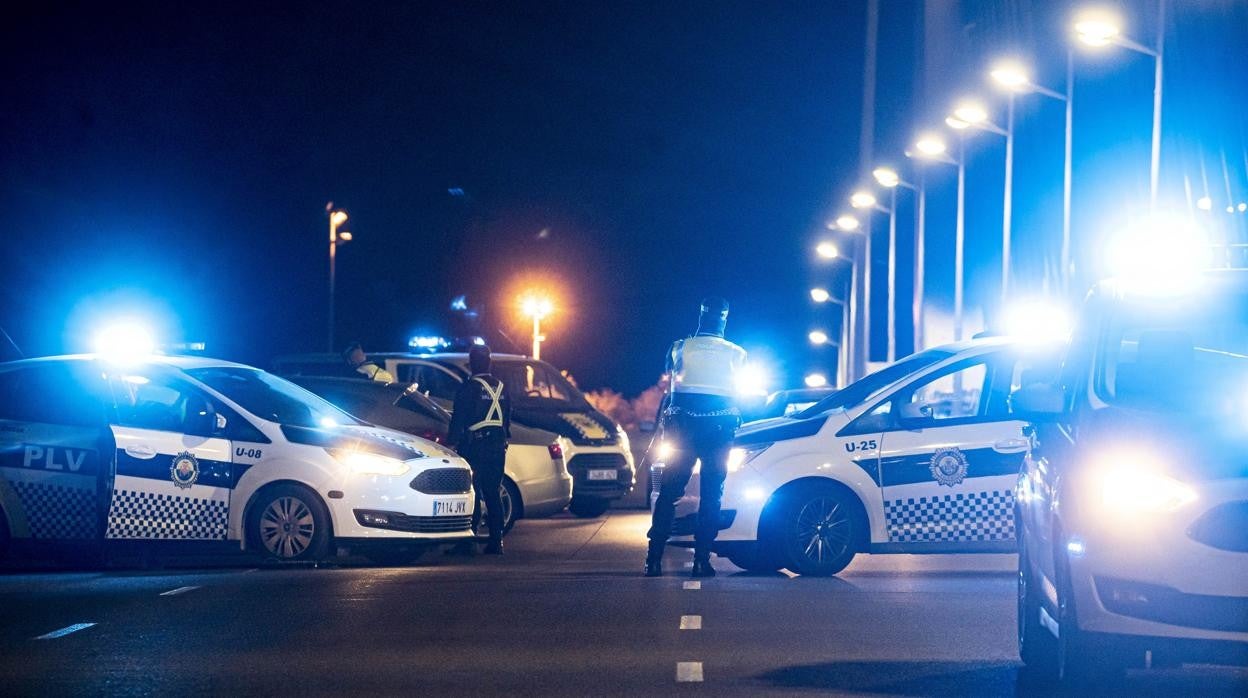 Imagen de archivo de un control policial por el toque de queda en Valencia