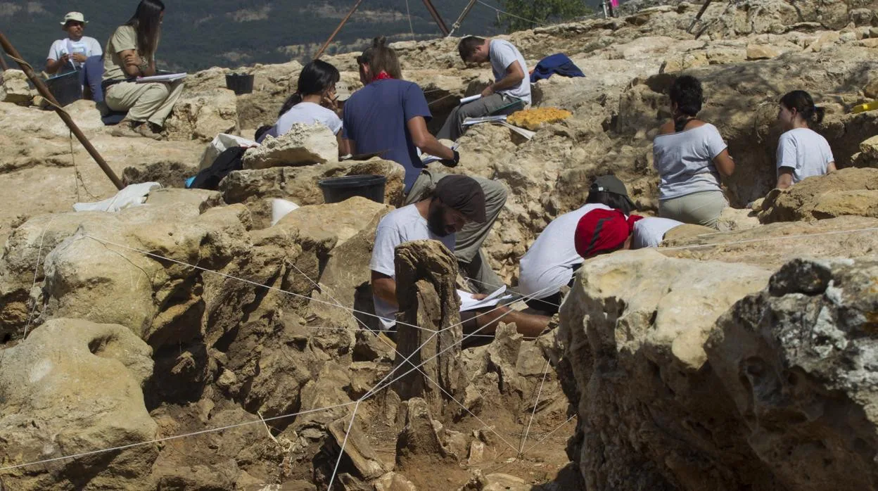 Arqueólogos trabajan en la excavación de Pinilla del Valle