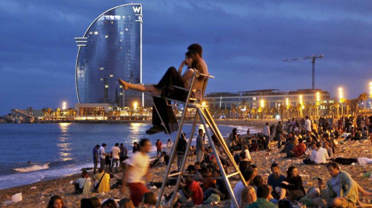 La celebración de San Juan, hace unos años en la Barceloneta