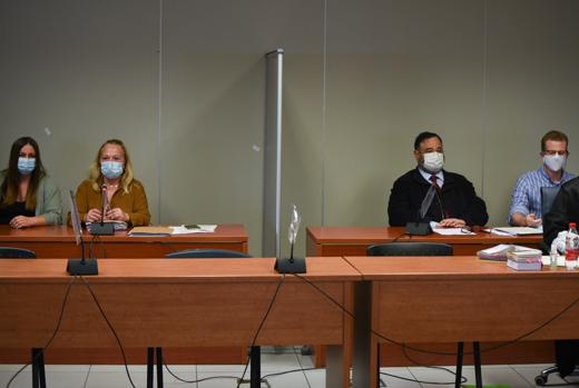 Imagen de los dos acusados separados por un biombo durante el juicio que se celebra en la Audiencia de Valencia