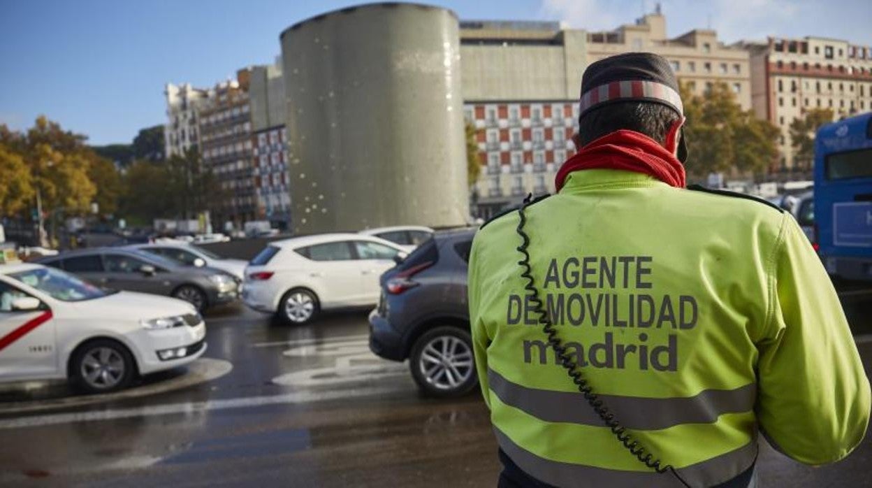 Un agente de Movilidad regula el tráfico en la glorieta de Atocha