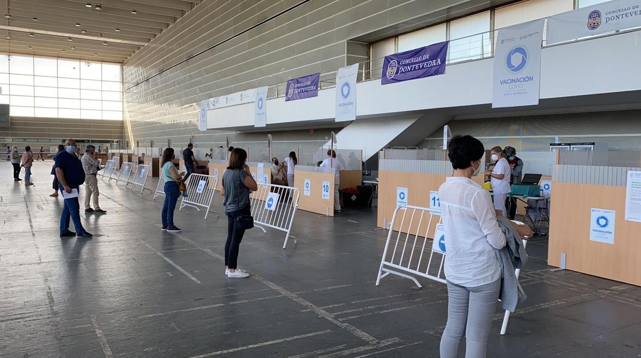 Vacunación frente al Covid, este lunes, en el recinto ferial de Pontevedra