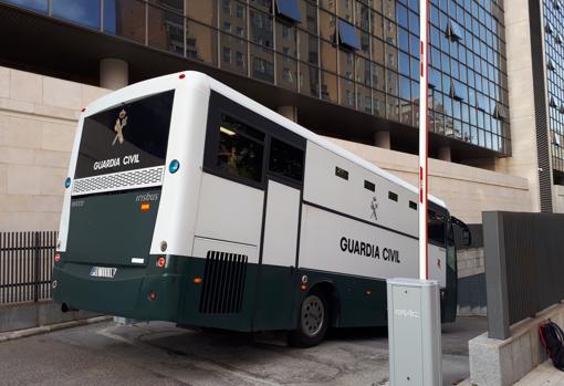 Imagen de un furgón de la Guardia Civil entrando en la Ciudad de la Justicia de Valencia