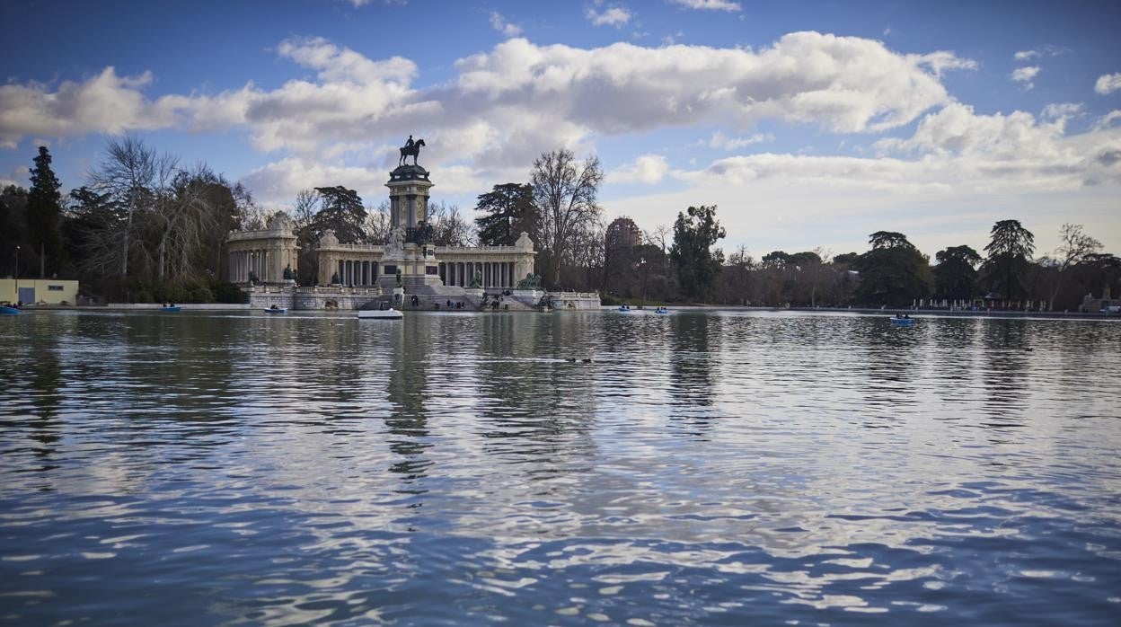 El lago del parque del Retiro, en marzo