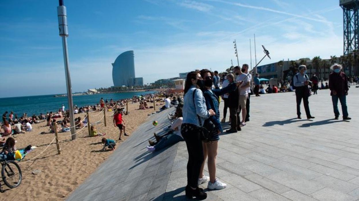 Un aspecto de la playa de la Barceloneta