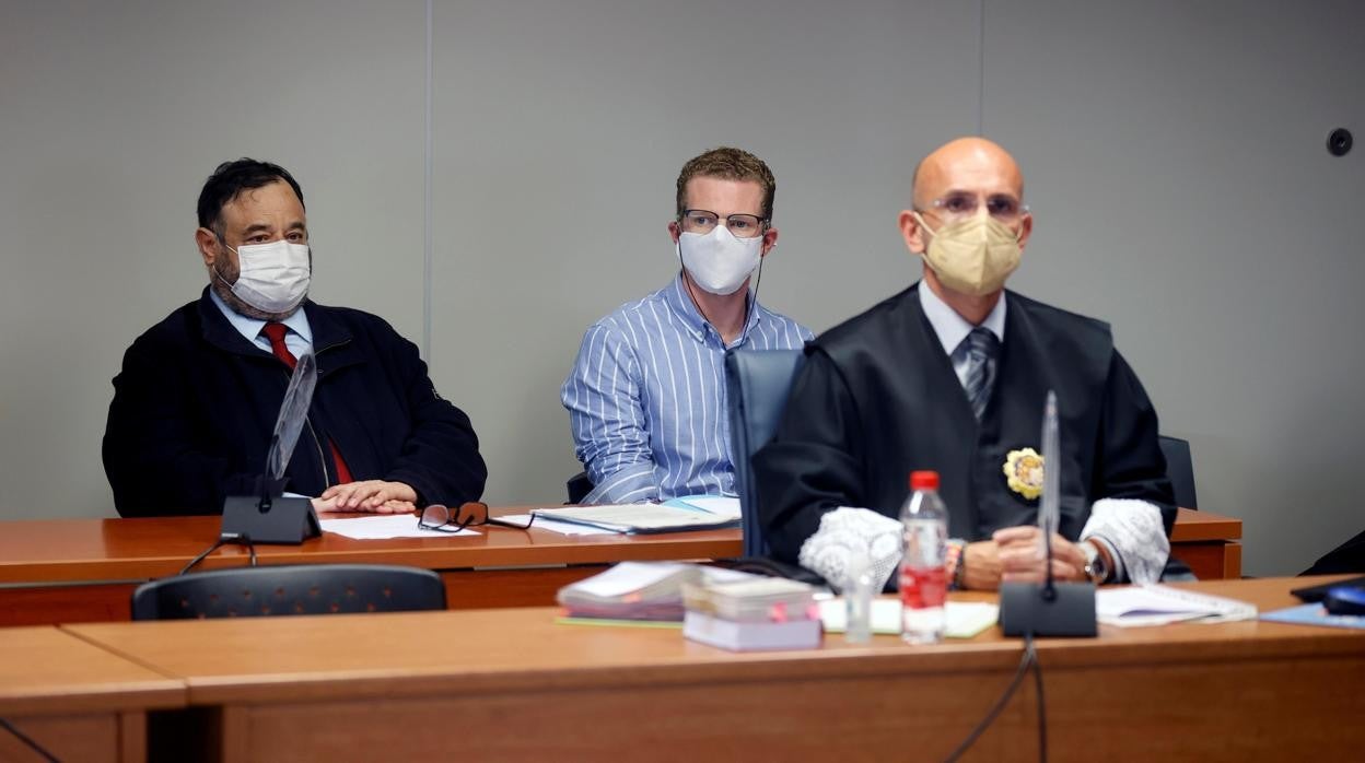 Imagen del acusado por el crimen de Godella (detrás a la derecha) en el juicio que se celebra en la Audiencia de Valencia