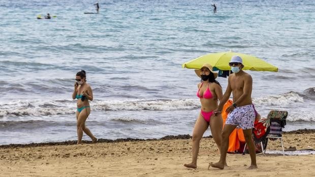 La Generalitat Valenciana aboga por levantar el uso obligatorio de la mascarilla en playas y espacios naturales