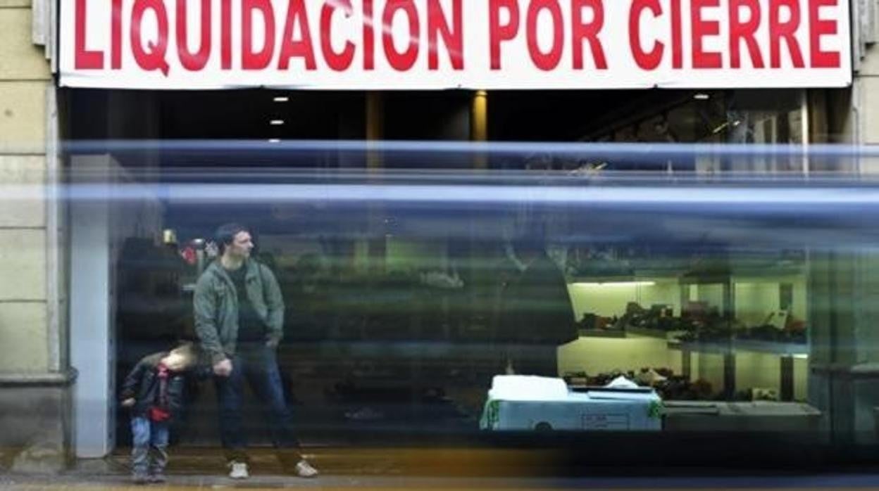 La Junta aprueba 210 millones para ayudar a empresas, autónomos y desempleados por la pandemia