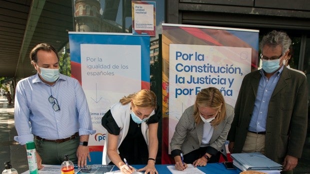 El PP pone las primeras mesas en la calle para recoger firmas contra los indultos de Sánchez