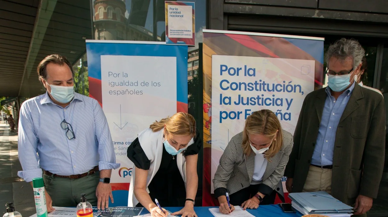 Ana Beltrán y Ana Camins, las primeras en firmar en la mesa instalada frente a la sede del PP en Génova