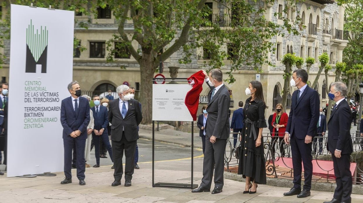 Los Reyes Felipe (i) y Letizia y el presidente del Gobierno, Pedro Sánchez, a su llegada al Centro Memorial de las Víctimas del Terrorismo para presidir su inauguración, a 1 de junio de 2021, en Vitoria,