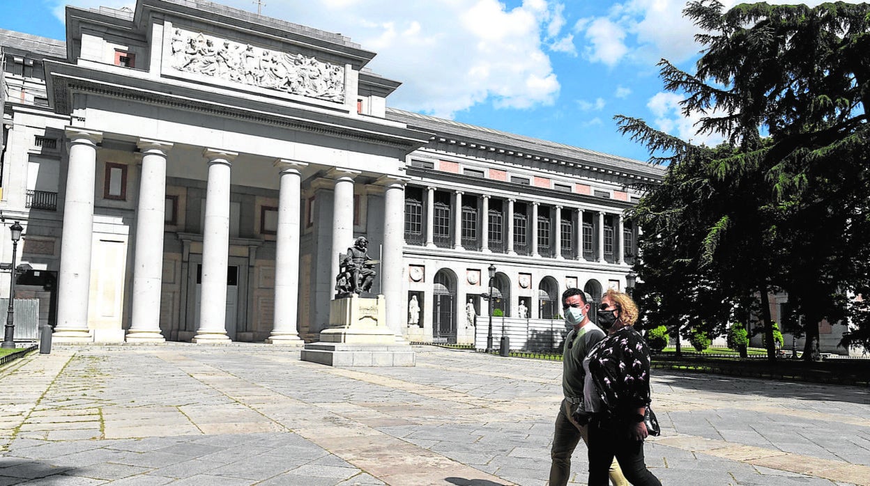 Dos visitantes pasean por el Museo del Prado, uno de los emblemas de la candidatura Prado-Retiro