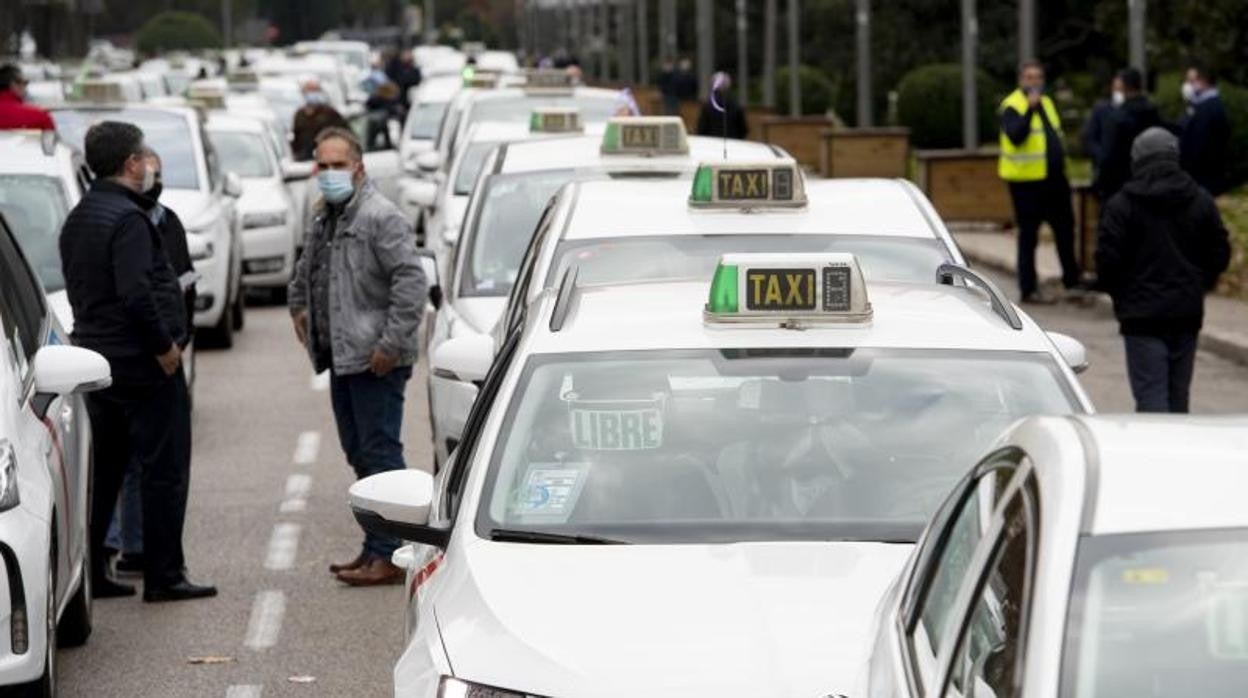 El paseo de Recoletos lleno de taxis durante una de las últimas protestas contra el intrusismo de las VTC