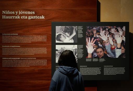 Uno de los paneles informativos que integran el nuevo Memorial de las Víctimas del Terrorismo