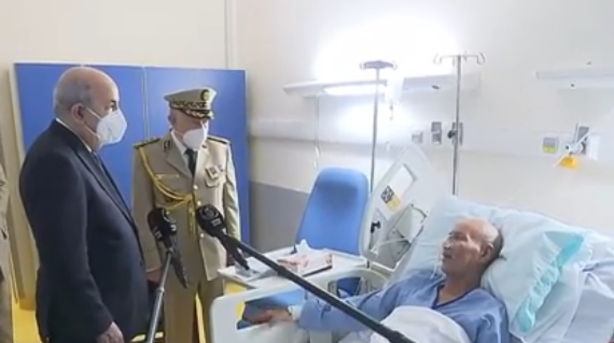 El presidente de Argelia junto con el jefe del Estado Mayor visitando en el hospital a Gali