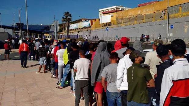Cientos de magrebíes quieren viajar desde Ceuta con una simple petición de asilo