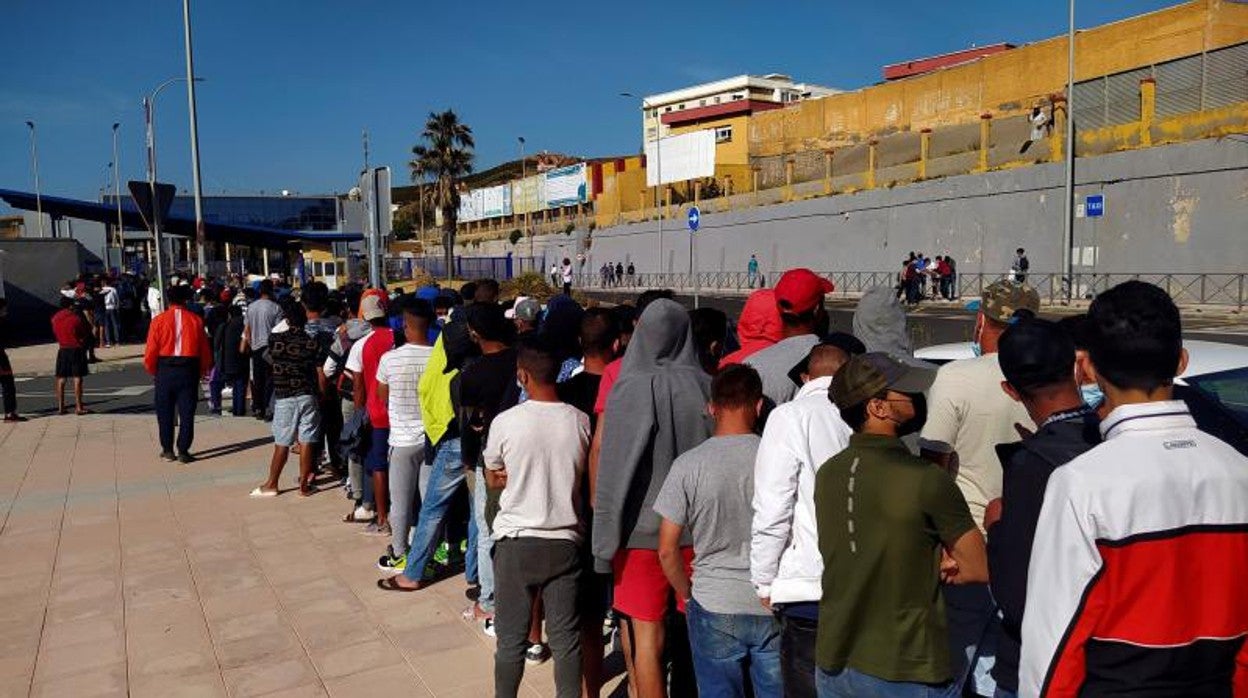 Los inmigrantes marroquíes, ayer en las inmediaciones de la oficina de asilo en Ceuta